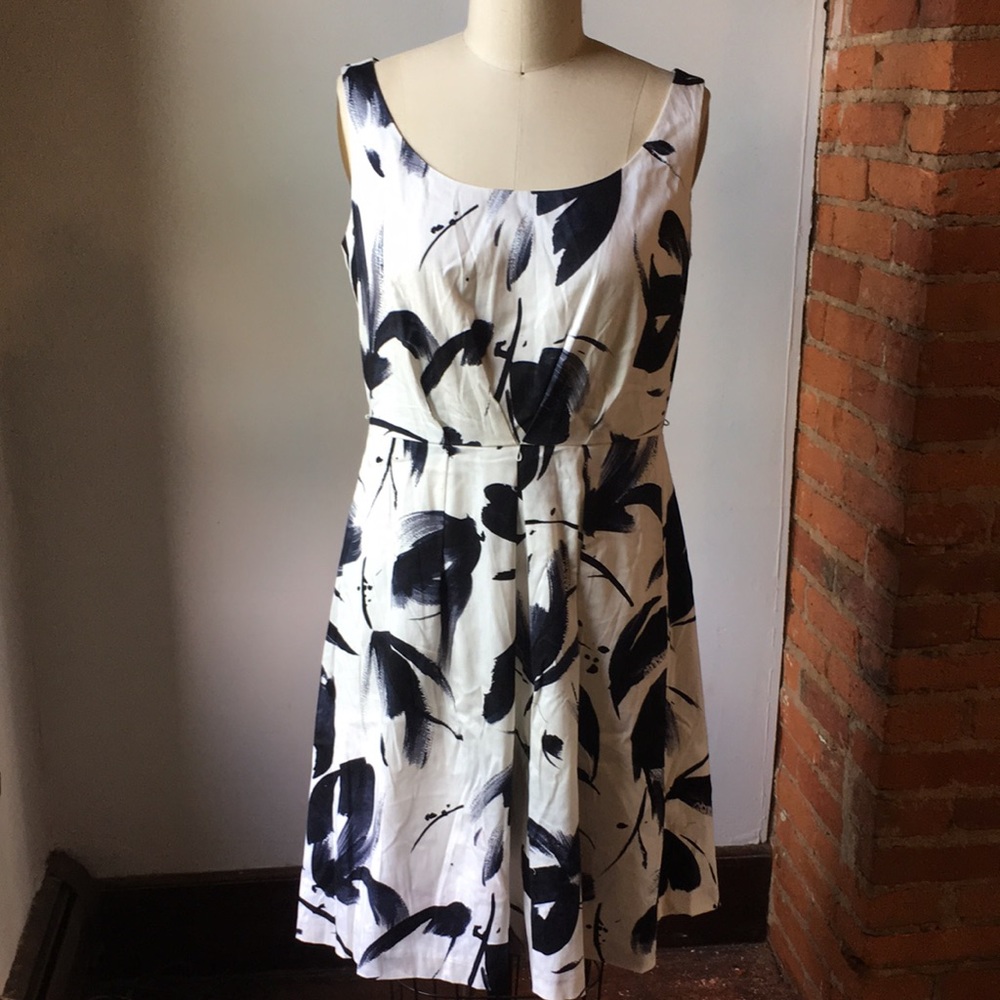 Black and white floral summer dress, Jones New York size 8, white lining